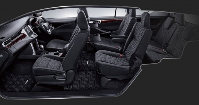 Sewa mobil online - Toyota Kijang Innova Venturer