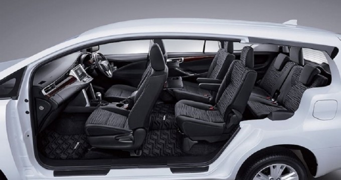 Sewa mobil online - Toyota Kijang Innova Venturer